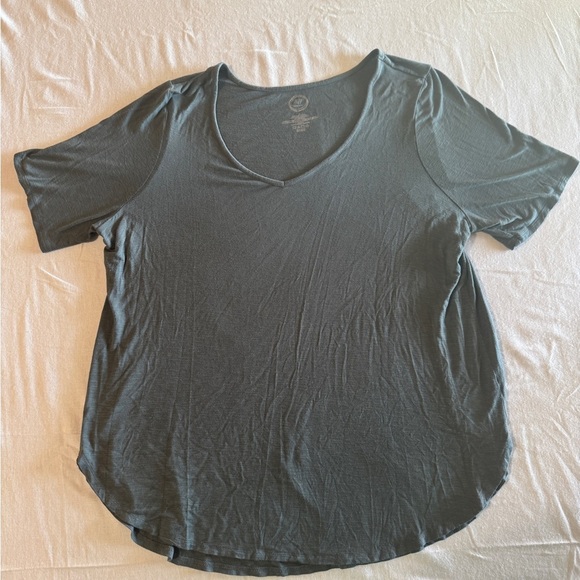 Maurices Women's Size 1X  V-Neck Gray Top - Picture 1 of 4